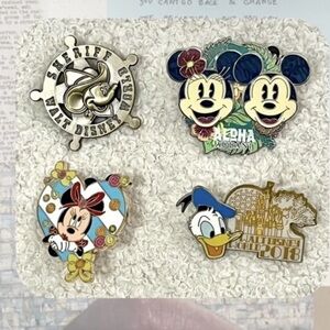 Vintage Walt Disney World 2018 Collectible Pin Set Mickey Minnie Donald